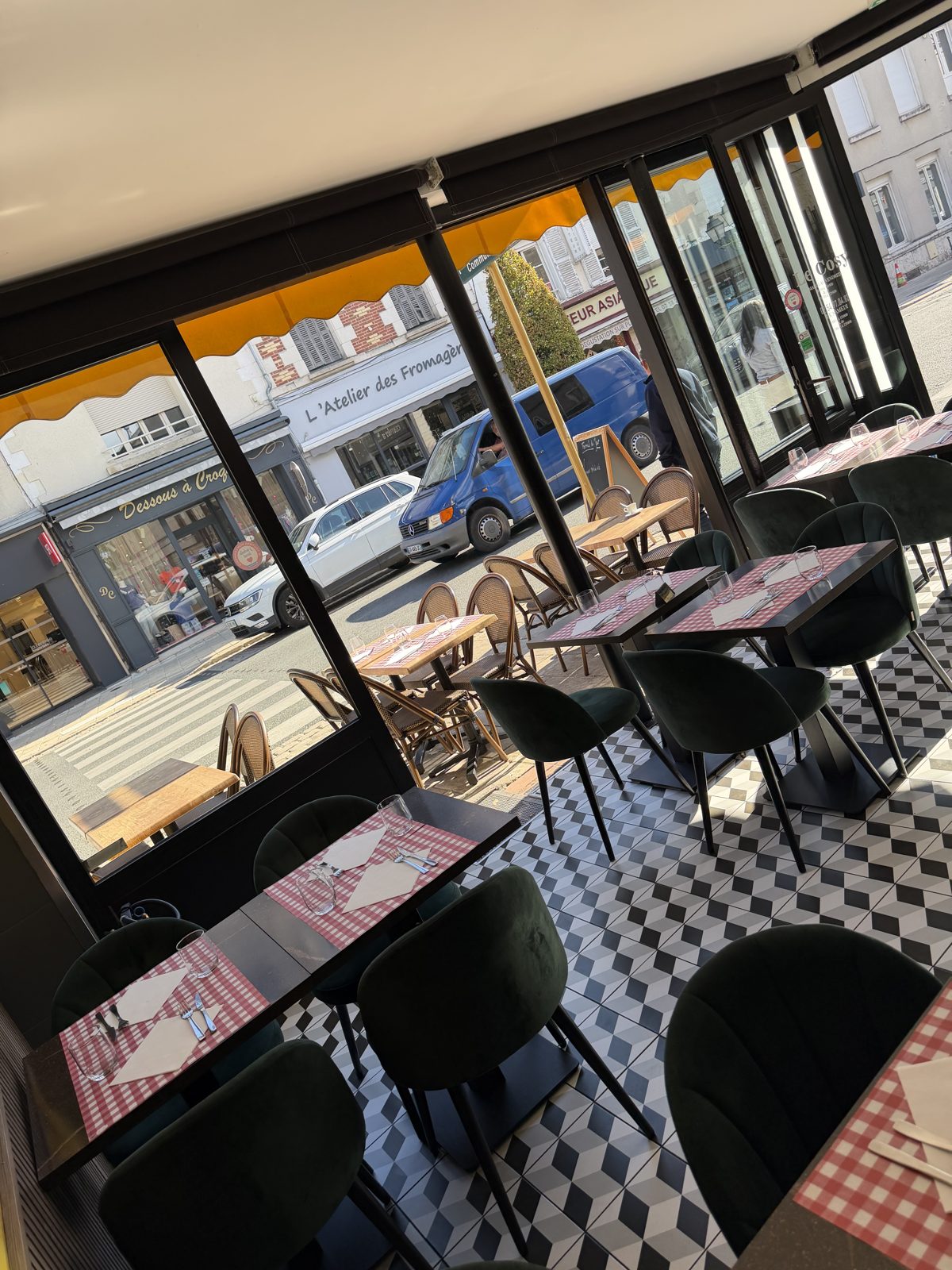 Salle lumineuse et ses grandes vitres sur la terrasse
